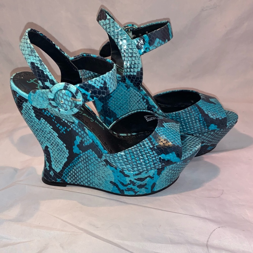 Alice + Olivia snake skin turquoise and black platform sandal  w/ pep toe size 6